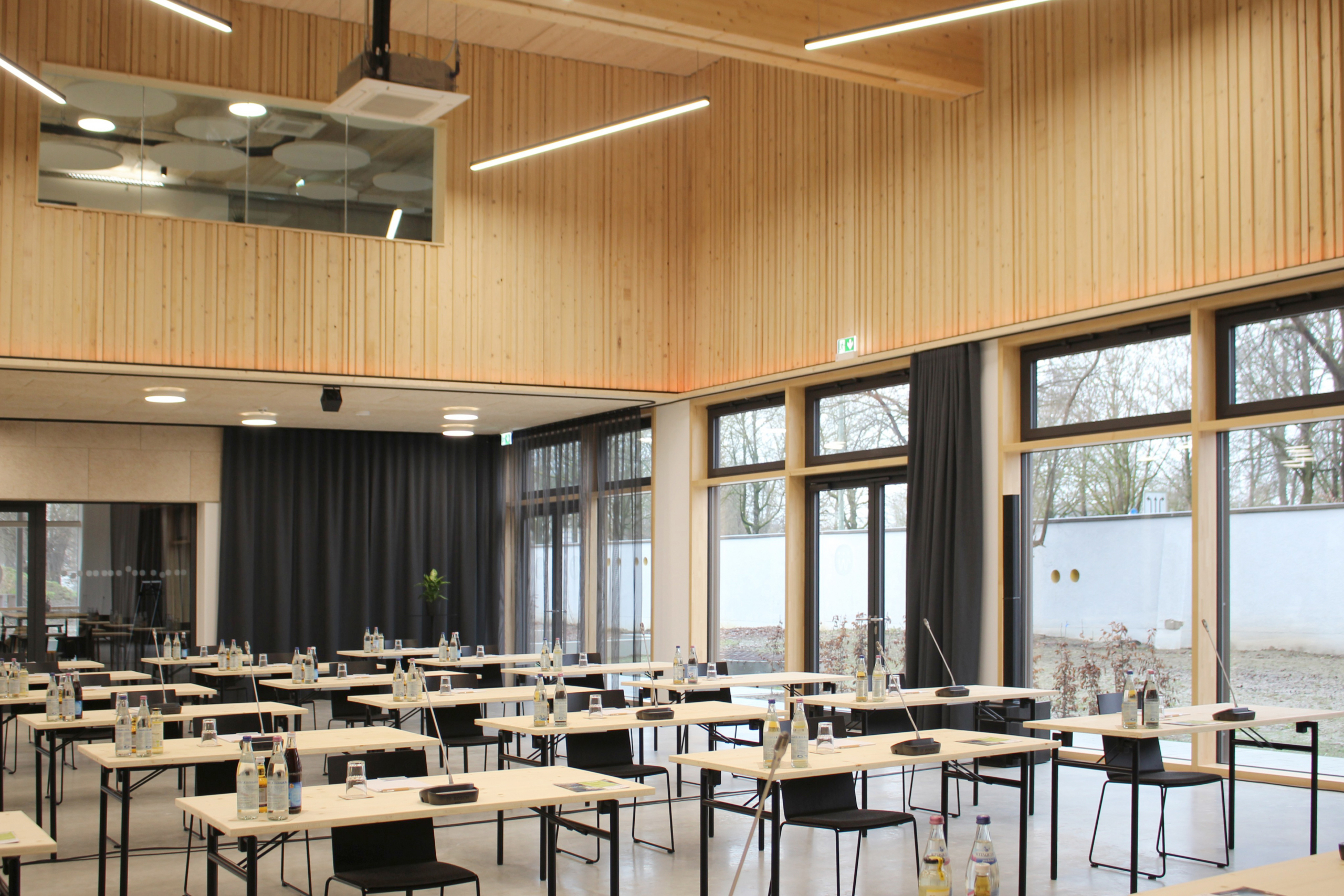Saal parlamentarisch bestuhlt