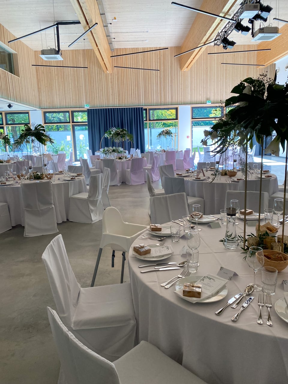 Hochzeitsgedeck im Saal