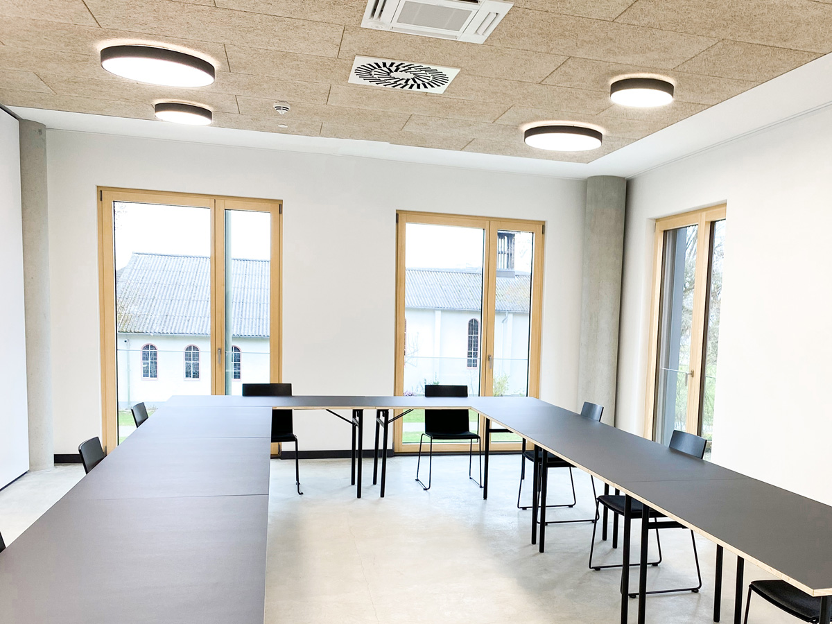 Seminarraum 4 schwarze Tische in U-Form-Aufstellung in Meetingraum