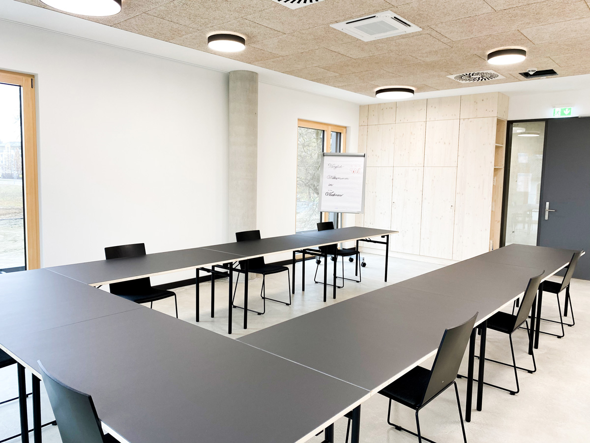 Seminarraum 4 – Bestuhlung U-Form Meetingraum mit U-Form-Bestuhlung weißen Wänden