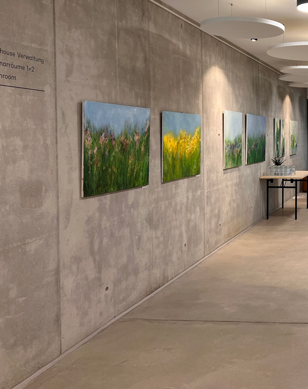 Gang mit Bildern Bilder an Betonwand vor Konferenzraum zum Mieten