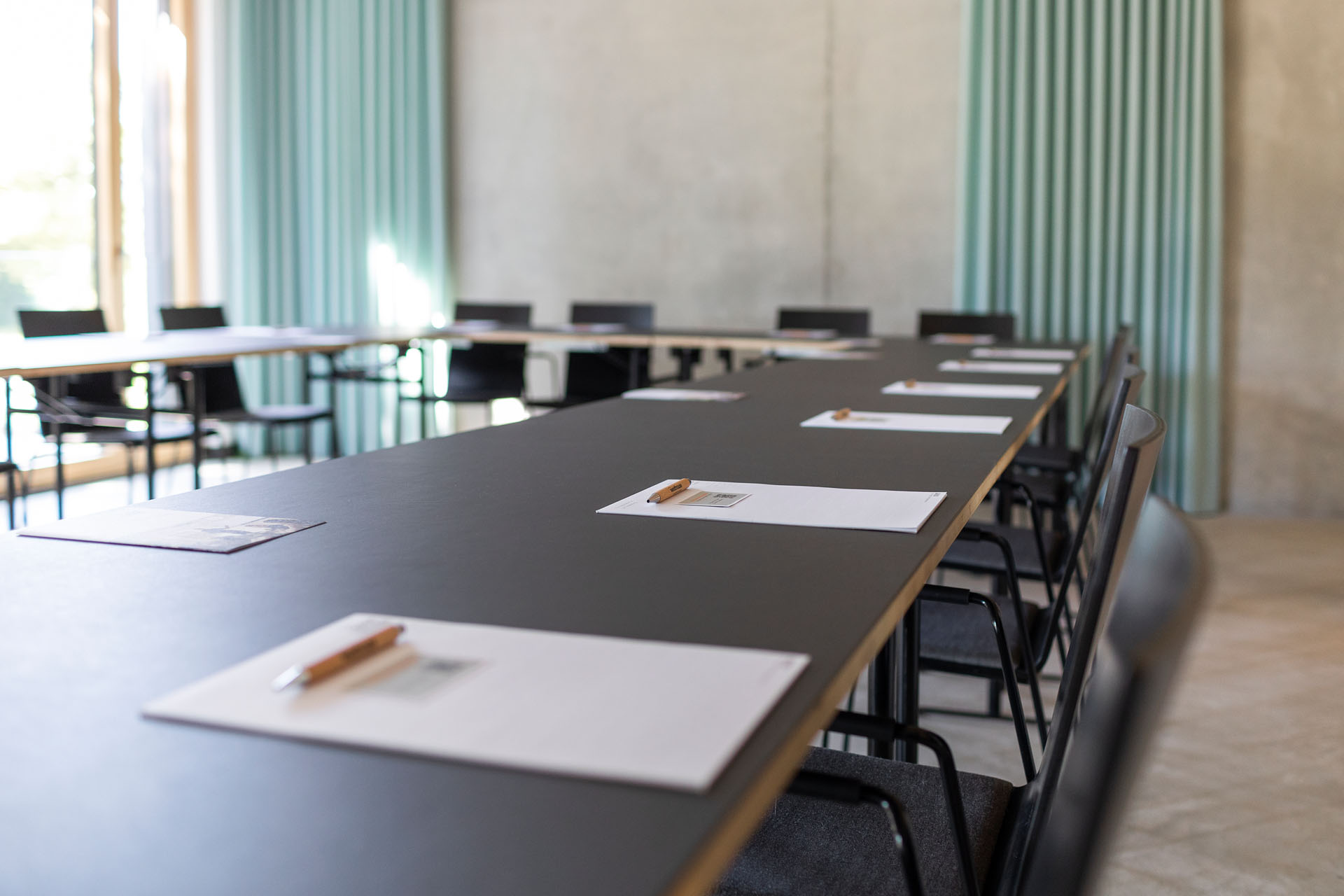Kursraum „Alma“ Blöcke U-shaped seating arrangement with blocks on the tables in a classroom