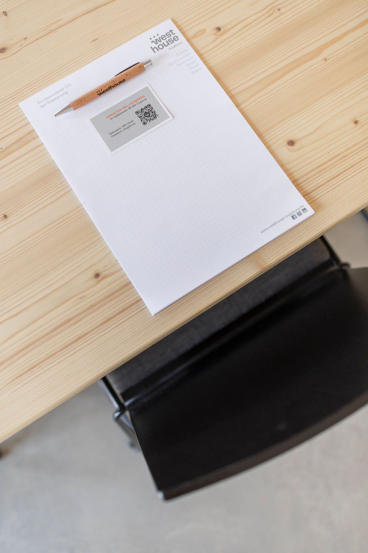 Block mit Stift auf Holztisch Weißer Block mit Stift auf Holztisch in Konferenzraum zum Mieten