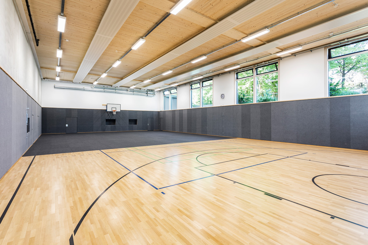 Halle mit Bodenbelag Multipurpose hall with half the floor covered