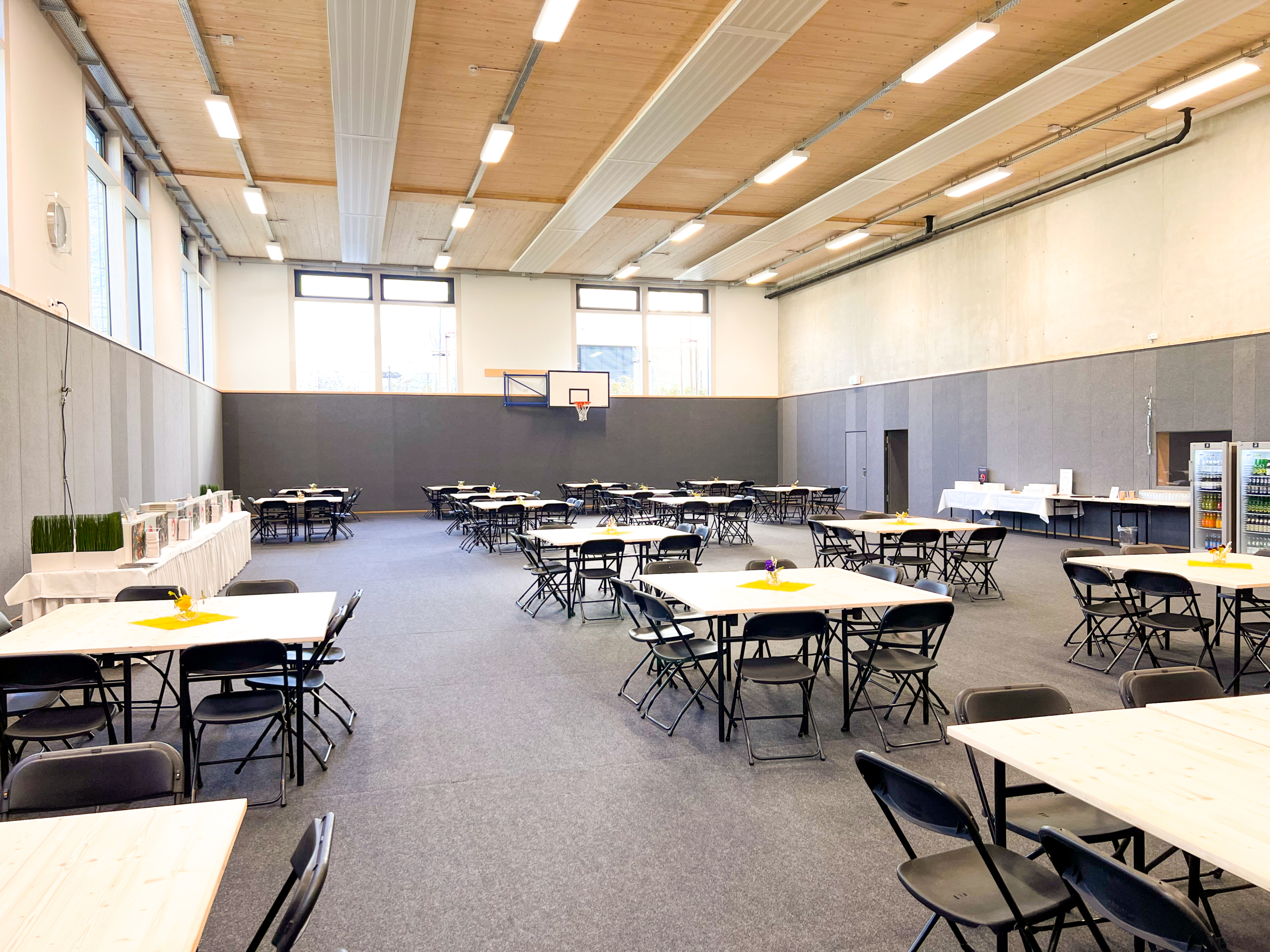 Mehrzweckhalle als Kantine Multipurpose hall with tables and chairs