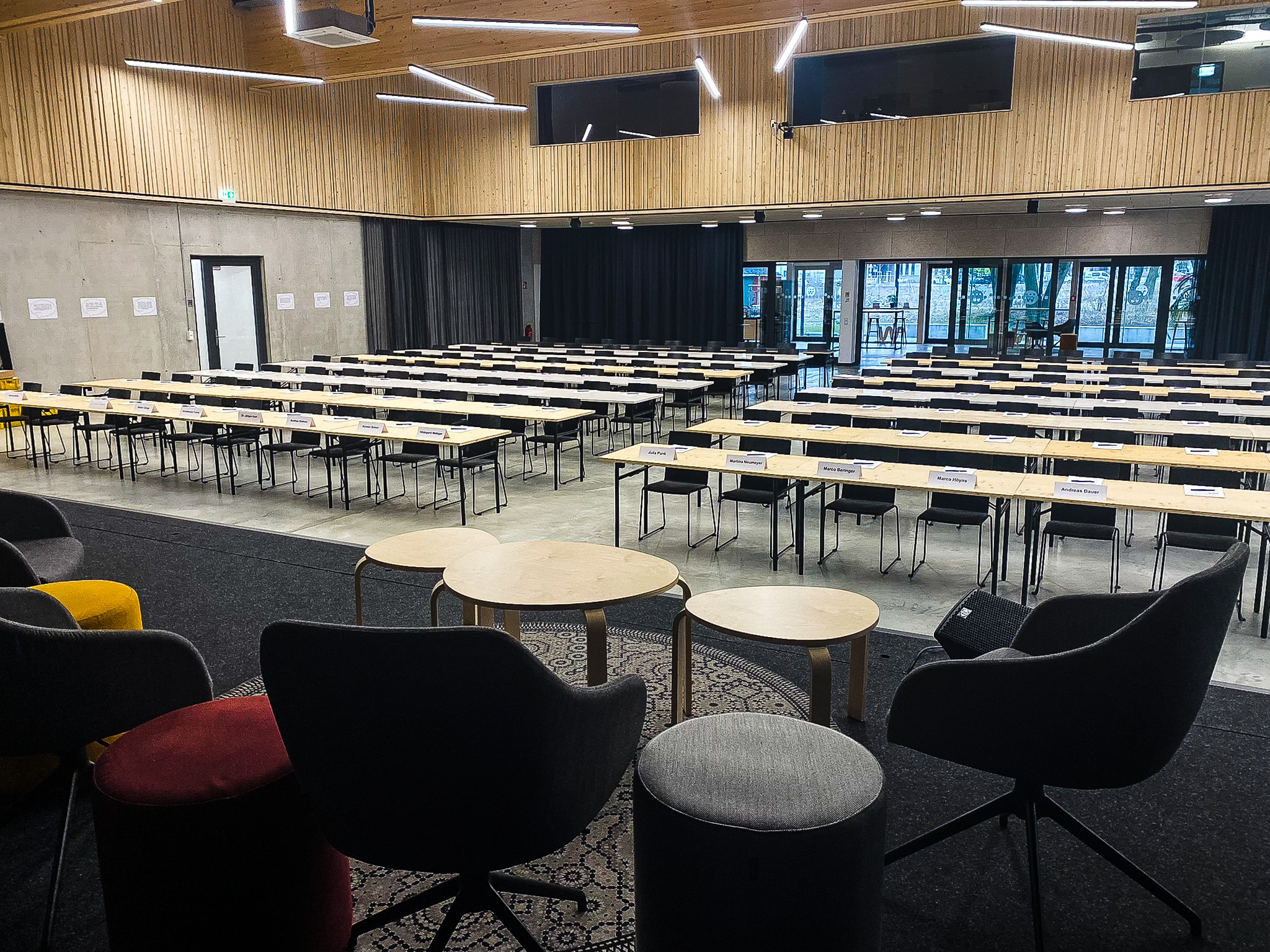 Saal – Bühnenansicht schräg Saal zum Mieten mit Tischen und Stühlen