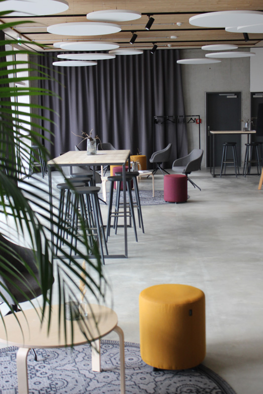 Hochtisch Foyer Bright event venue with a lounge and a high table