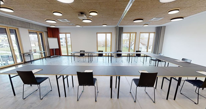 Konferenzraum mit U-Form Konferenzraum zum Mieten mit U-Form-Bestuhlung