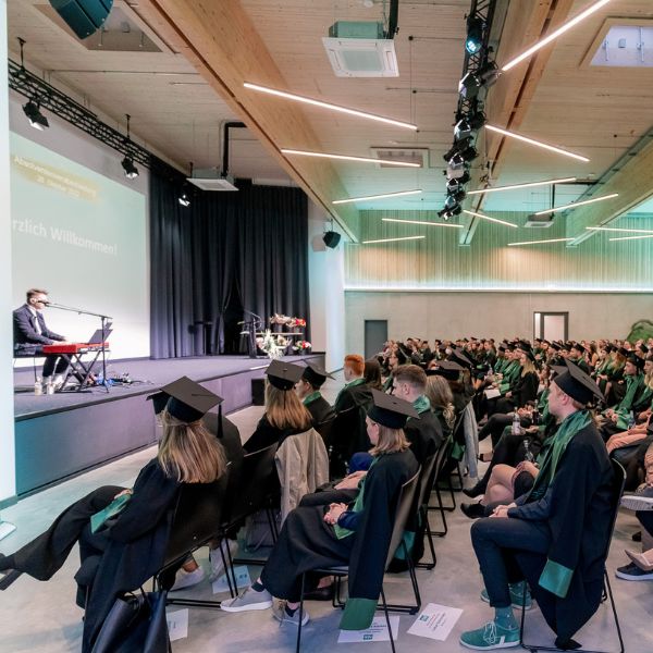 FOM Absolventen-Abschiedsfeier Saal zum Mieten mit Pianist auf der Bühne und Absolventen im Publikum