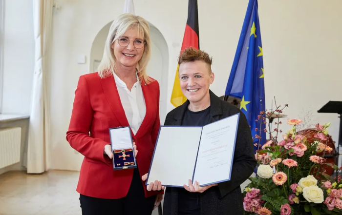Tina Schüssler bei Verleihung des Bundesverdienstkreuzes
