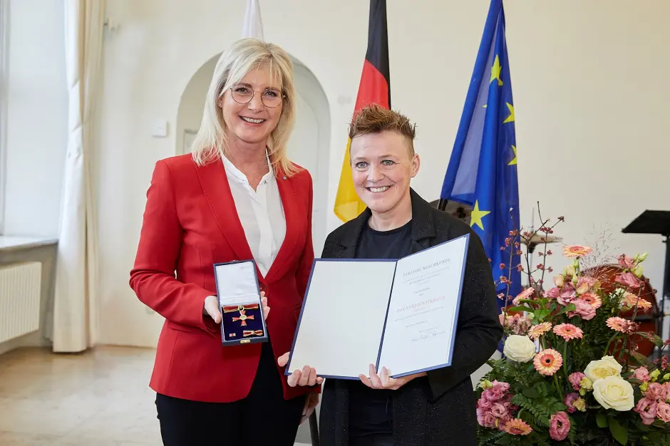 Tina Schüssler bei Verleihung des Bundesverdienstkreuzes
