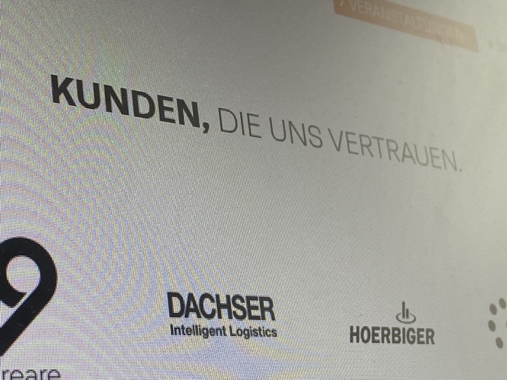 Referenzen einer Firma auf einem Computerbildschirm