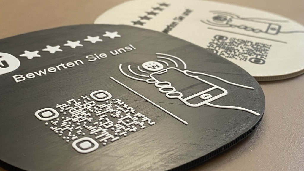 Schwarzer und heller NFC-Tag im westhouse mit QR-Code und NFC-Symbolbild