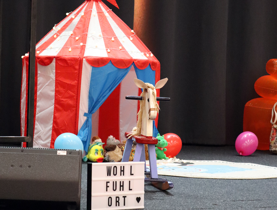 1_Wohlfuehlort-auf-der-Buehne_2024 Wohlfühlort auf der Bühne