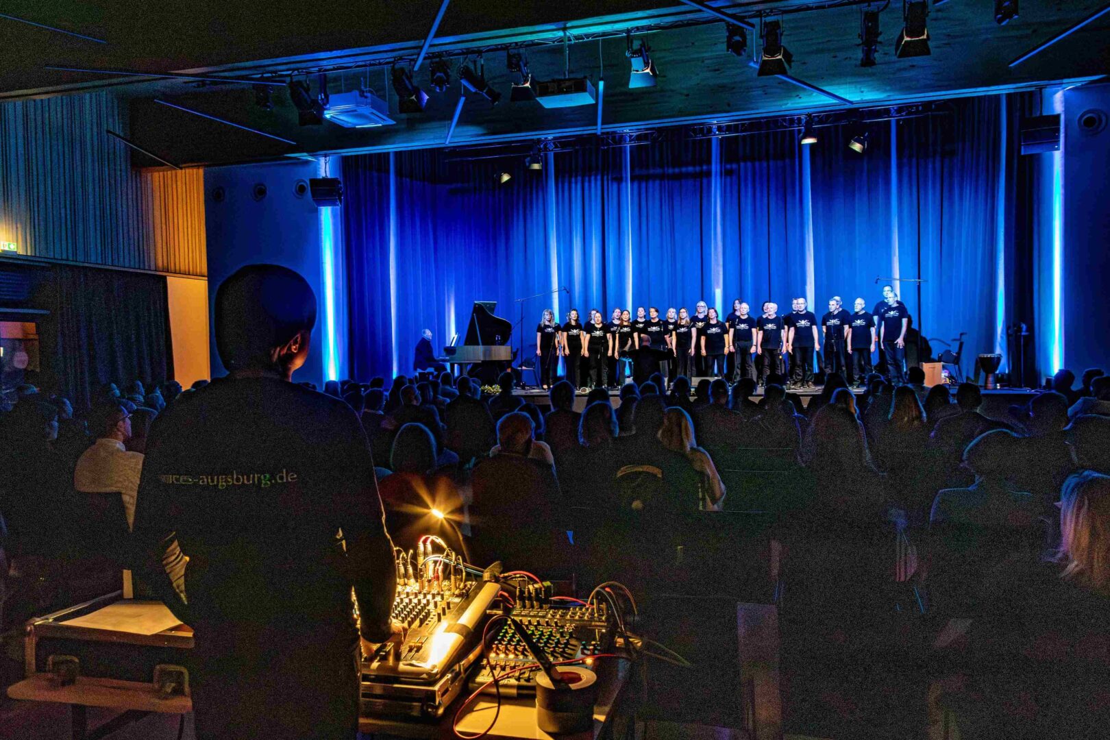 5 Jahre westhouse Augsburg Konzert Blick auf die Bühne beim Konzert Voices of Joy - 5 Jahre westhouse