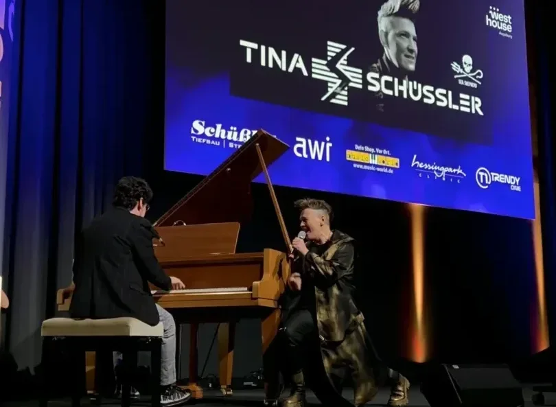 Tina Schüssler singt mit Mr. Pianoman