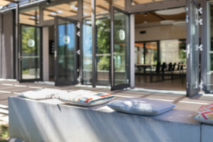 Terrasse mit Kissen beim westhouse Augsburg