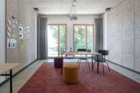 Besprechungsraum mit Pinnwänden im westhouse Augsburg