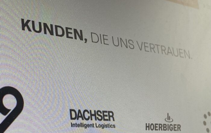 Referenzen einer Firma auf einem Computerbildschirm