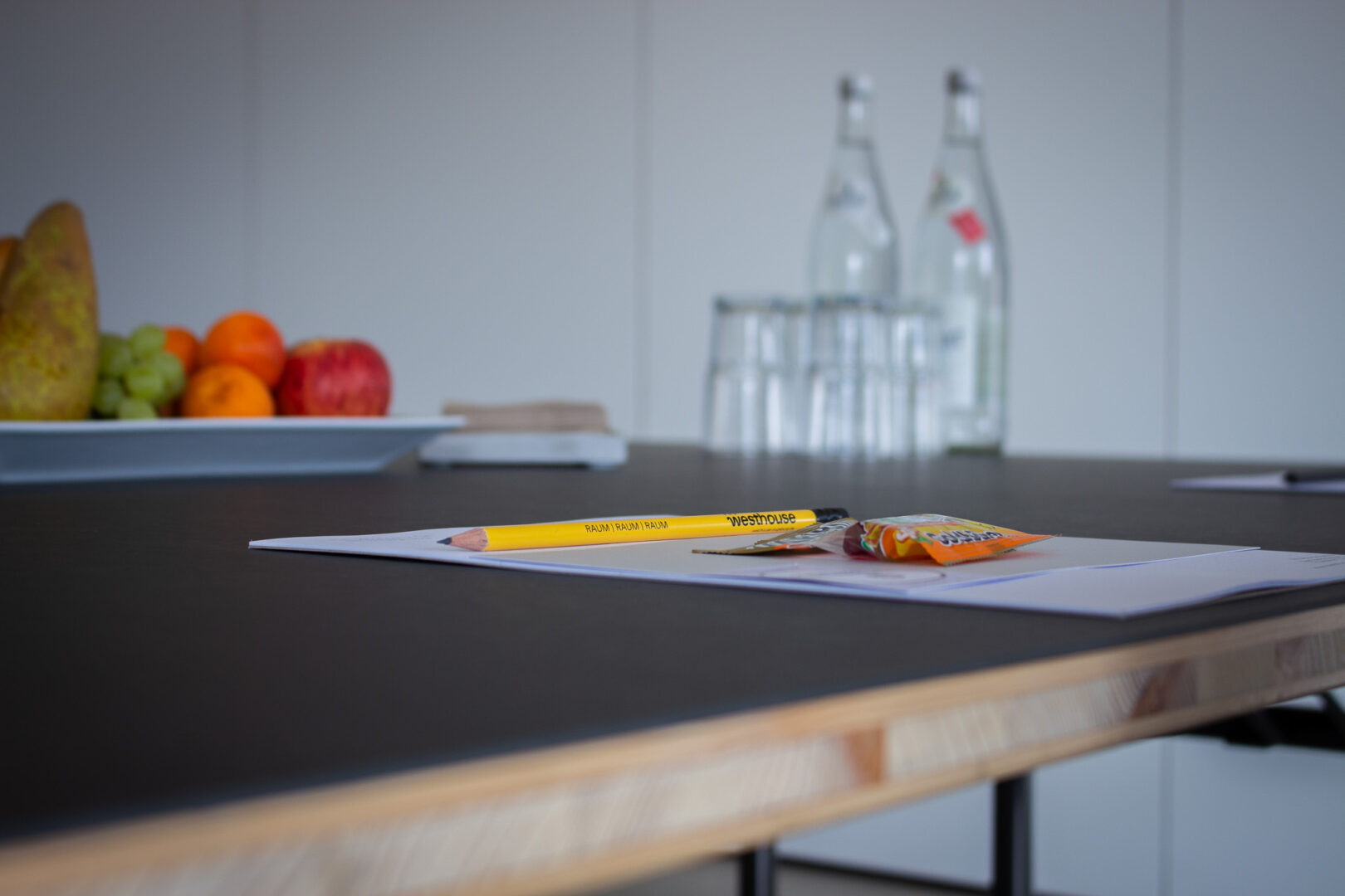 gedeckter Seminartisch Tisch mit Speisen und Getränken sowie Stift und Zettel für Seminare und Tagungen