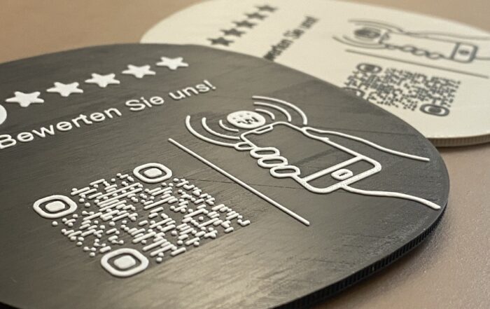 Schwarzer und heller NFC-Tag im westhouse mit QR-Code und NFC-Symbolbild