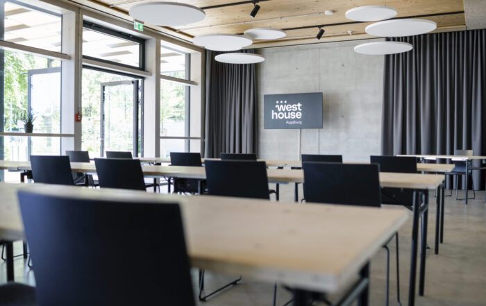 Parlamentarische Bestuhlung im Foyer des westhouse Augsburg für Seminare und Tagungen
