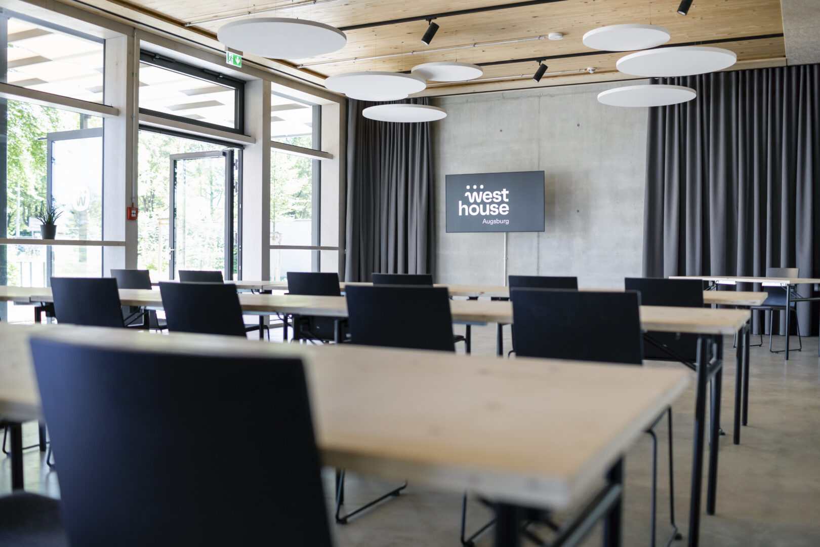 Parlamentarische Bestuhlung im Foyer des westhouse Augsburg für Seminare und Tagungen