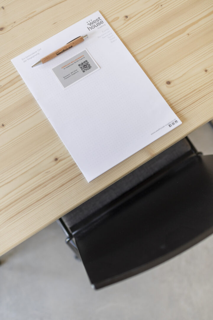 westhouse Augsburg Zettel und Stift auf einem hellen Tisch