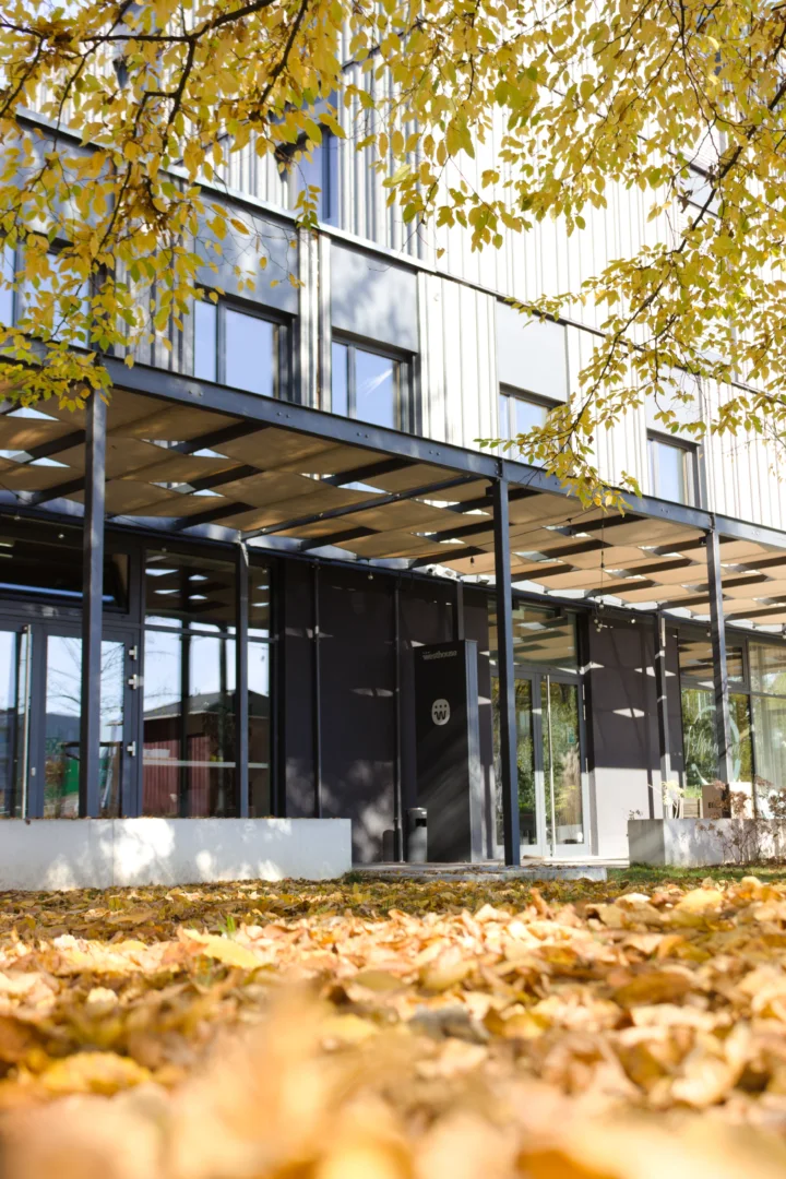 westhouse Haupteingang mit Herbstblättern