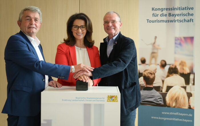 Das Bild zeigt Tourismusministerin Michaela Kaniber gemeinsam mit Bertram Brossardt (links, Hauptgeschäftsführer vbw Bayern) und Wolfgang Kerkhoff (Eurokongress GmbH) im Juli letzten Jahres beim Startschuss zum Online-Portal für Förderanträge im Rahmen der