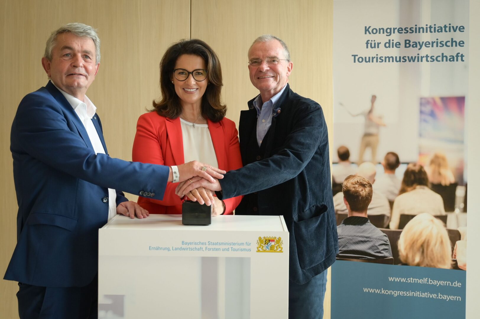 Das Bild zeigt Tourismusministerin Michaela Kaniber gemeinsam mit Bertram Brossardt (links, Hauptgeschäftsführer vbw Bayern) und Wolfgang Kerkhoff (Eurokongress GmbH) im Juli letzten Jahres beim Startschuss zum Online-Portal für Förderanträge im Rahmen der