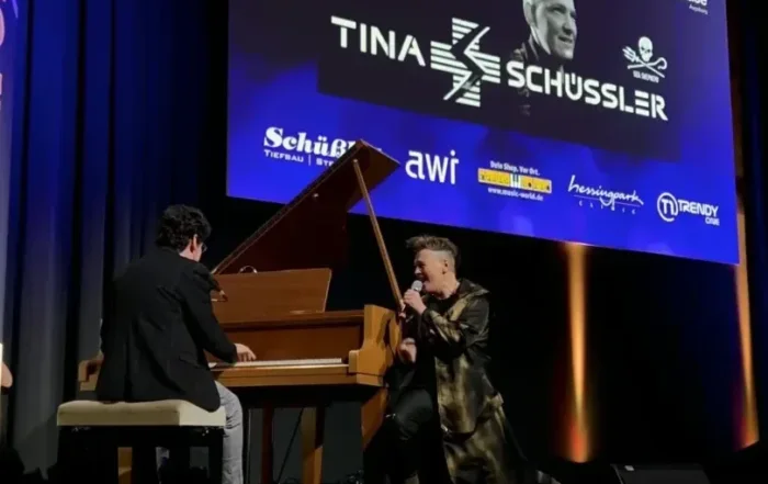 Tina Schüssler singt mit Mr. Pianoman